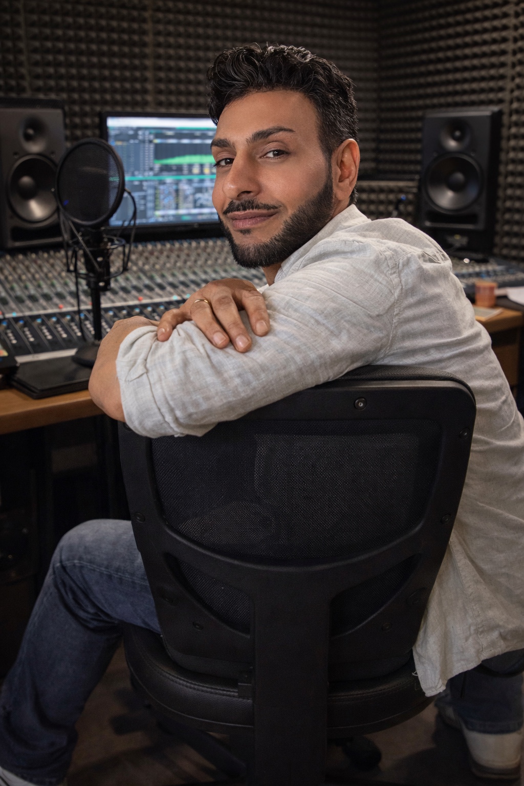 Allan Ozeri dans son studio voix off